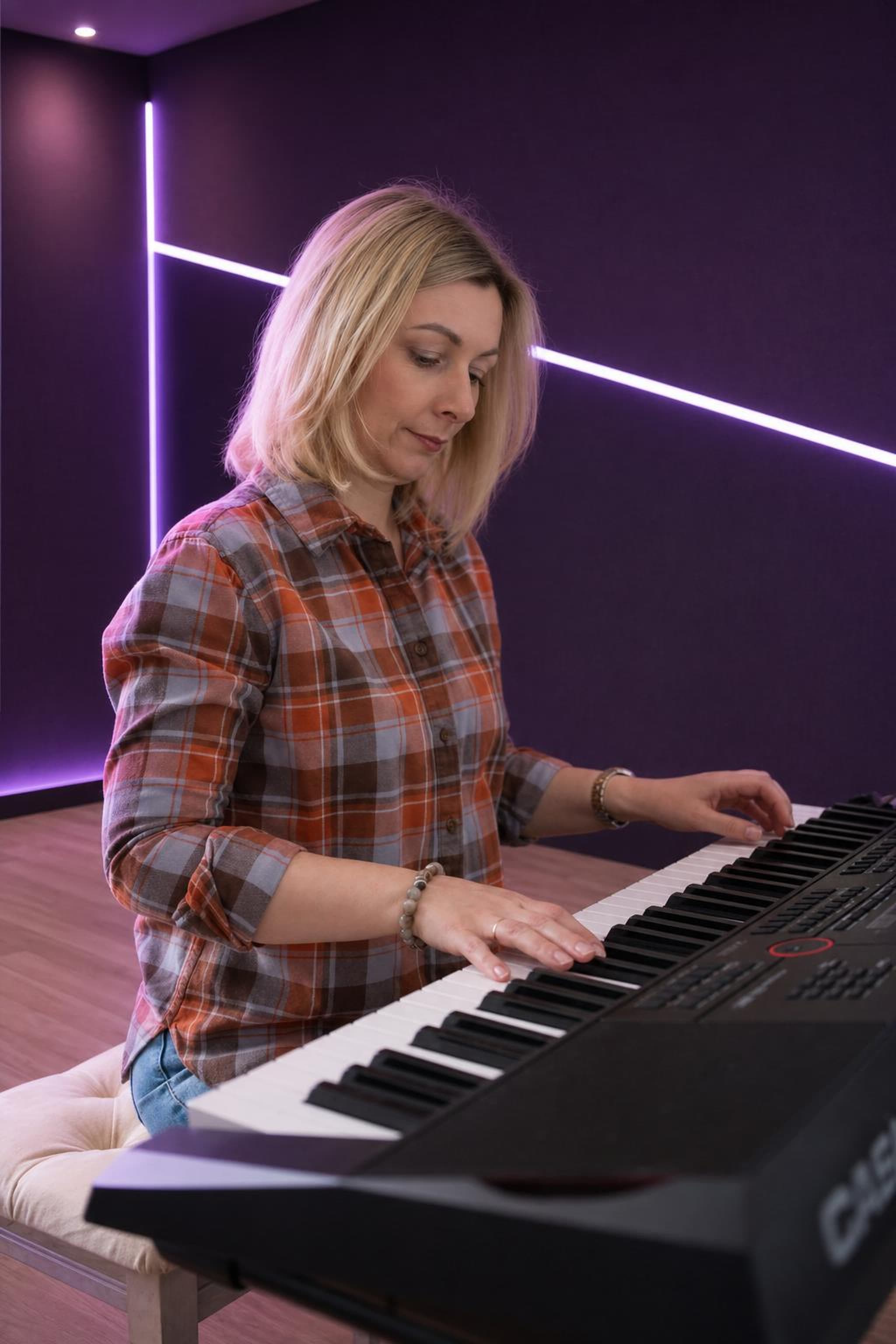 Елена Разумная за синтезатором в студии Soul Sound